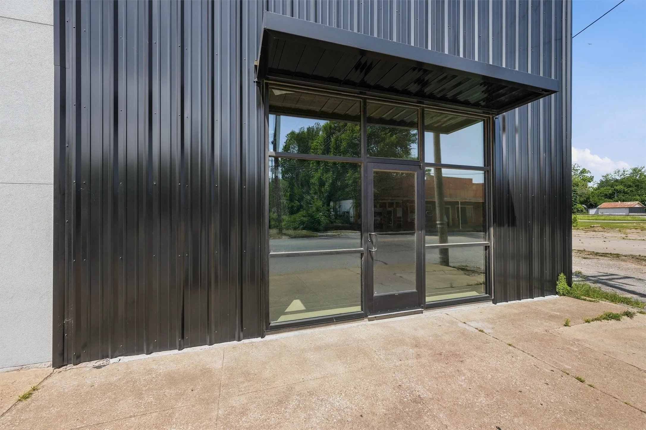 Industrial For Sale in Grayson County , 613 S Armstrong Avenue, Denison, Texas 75020, 0, 0, Garage spaces, 14,730 Sqft, built in 1975, mls#21233205, Real Estate Agent in Denison, Homes For Sale in Grayson county, Homes For Sale in Denison, Realtor in Denison Texas, Real Estate Brokerage Independent Realty Texas, Luminita Cordes Realtor