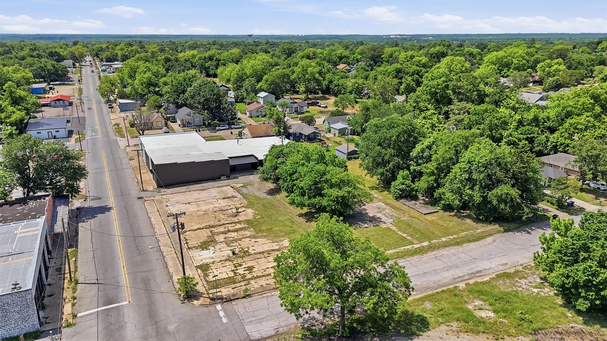Industrial For Sale in Grayson County , 613 S Armstrong Avenue, Denison, Texas 75020, 0, 0, Garage spaces, 14,730 Sqft, built in 1975, mls#21233205, Real Estate Agent in Denison, Homes For Sale in Grayson county, Homes For Sale in Denison, Realtor in Denison Texas, Real Estate Brokerage Independent Realty Texas, Luminita Cordes Realtor