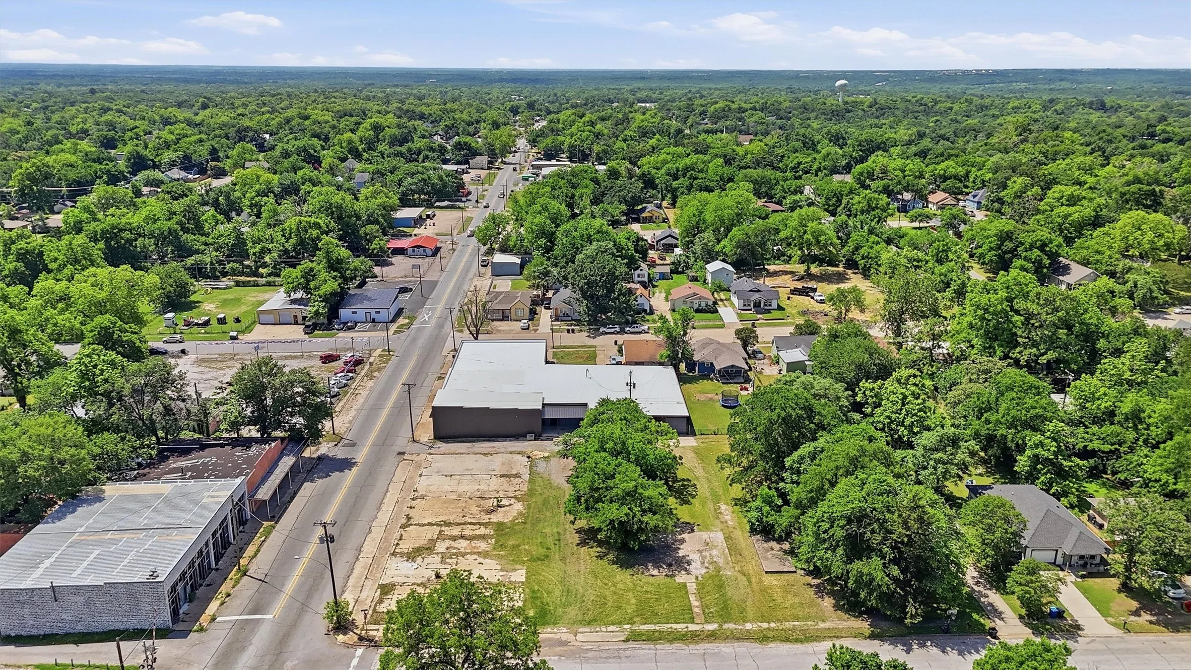 Industrial For Sale in Grayson County , 613 S Armstrong Avenue, Denison, Texas 75020, 0, 0, Garage spaces, 14,730 Sqft, built in 1975, mls#21233205, Real Estate Agent in Denison, Homes For Sale in Grayson county, Homes For Sale in Denison, Realtor in Denison Texas, Real Estate Brokerage Independent Realty Texas, Luminita Cordes Realtor