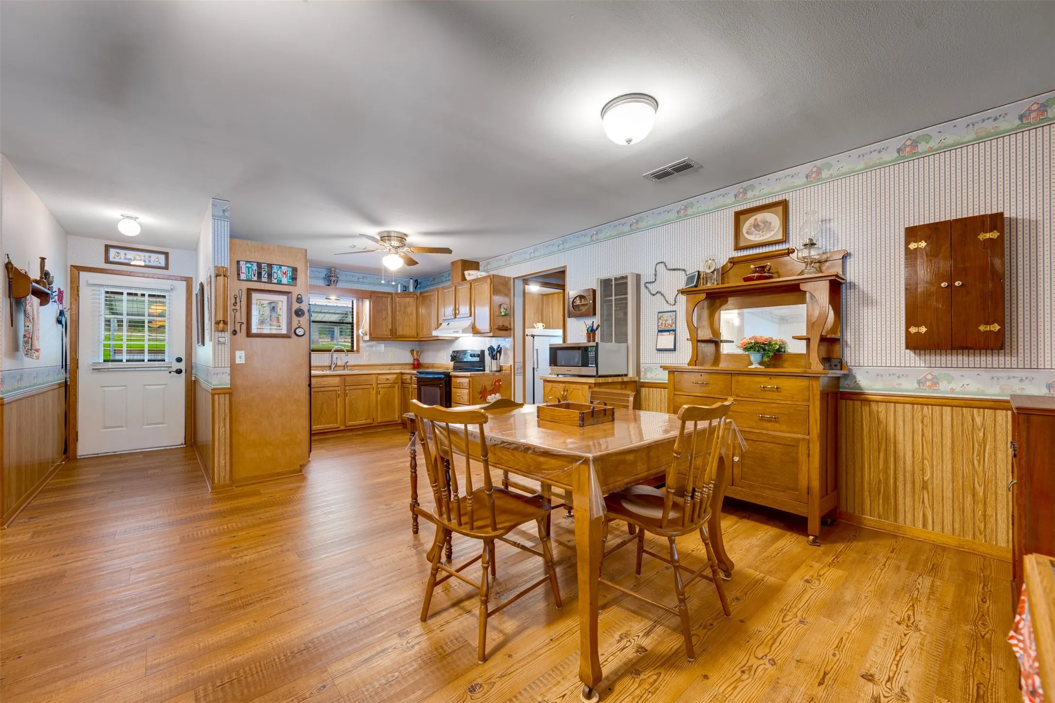 Single Family Residence For Sale in Anderson County , 20 Waco, Elkhart, Texas 75839, 2 Bedroom, 1 Bathroom, Garage spaces, 1,584 Sqft, built in 1990, mls#21266776, Real Estate Agent in Elkhart, Homes For Sale in Anderson county, Homes For Sale in Elkhart, Realtor in Elkhart Texas, Real Estate Brokerage Independent Realty Texas, Luminita Cordes Realtor