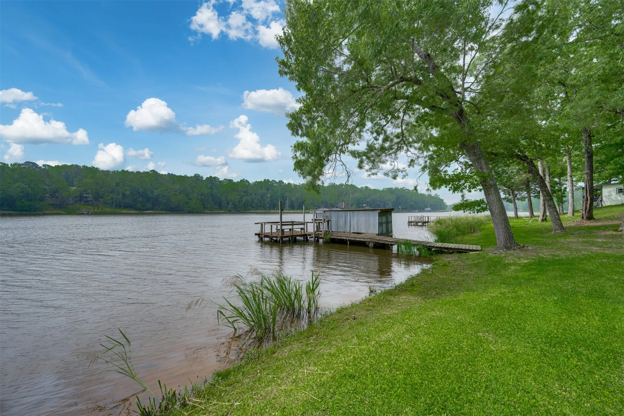 Single Family Residence For Sale in Anderson County , 20 Waco, Elkhart, Texas 75839, 2 Bedroom, 1 Bathroom, Garage spaces, 1,584 Sqft, built in 1990, mls#21266776, Real Estate Agent in Elkhart, Homes For Sale in Anderson county, Homes For Sale in Elkhart, Realtor in Elkhart Texas, Real Estate Brokerage Independent Realty Texas, Luminita Cordes Realtor