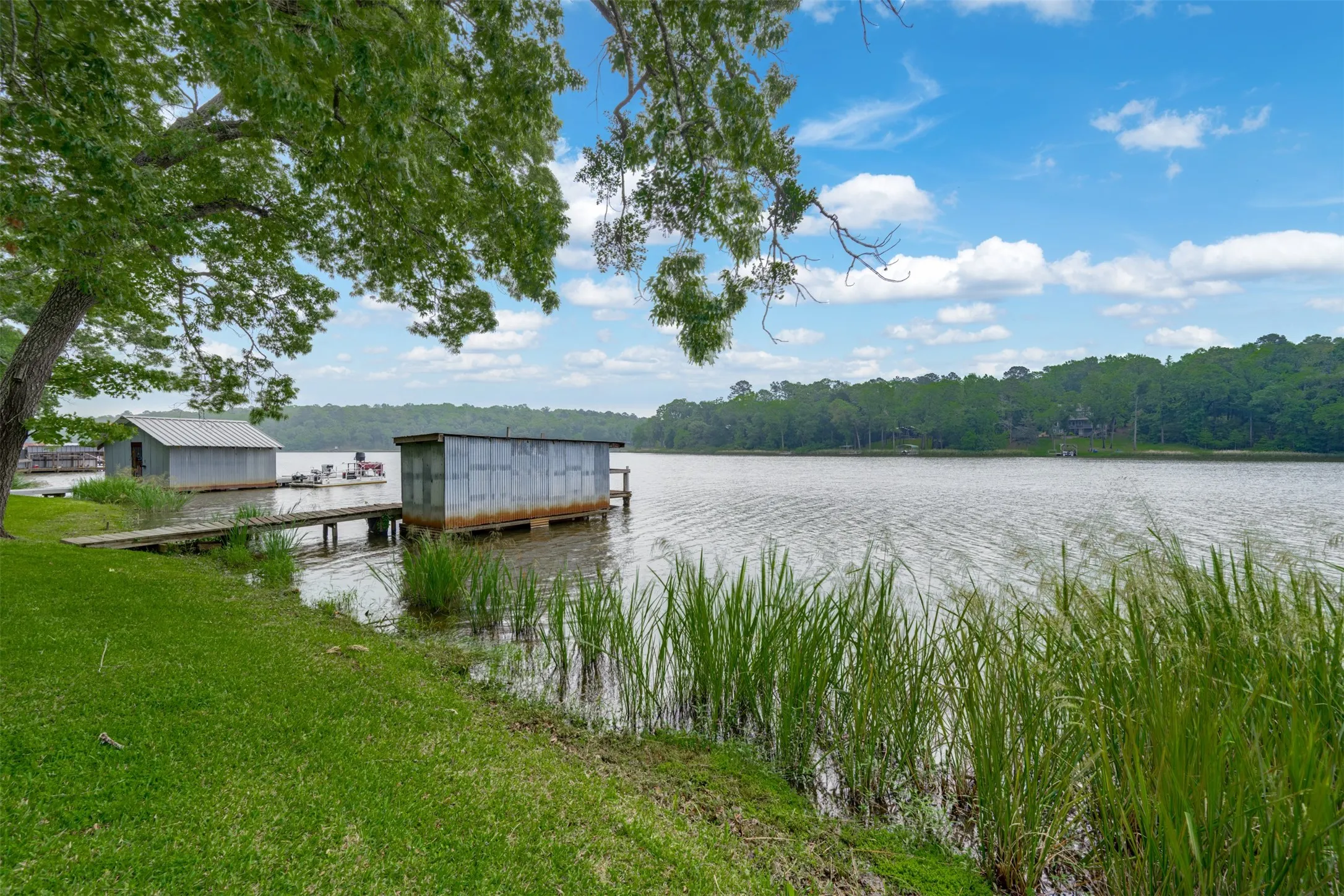Single Family Residence For Sale in Anderson County , 20 Waco, Elkhart, Texas 75839, 2 Bedroom, 1 Bathroom, Garage spaces, 1,584 Sqft, built in 1990, mls#21266776, Real Estate Agent in Elkhart, Homes For Sale in Anderson county, Homes For Sale in Elkhart, Realtor in Elkhart Texas, Real Estate Brokerage Independent Realty Texas, Luminita Cordes Realtor