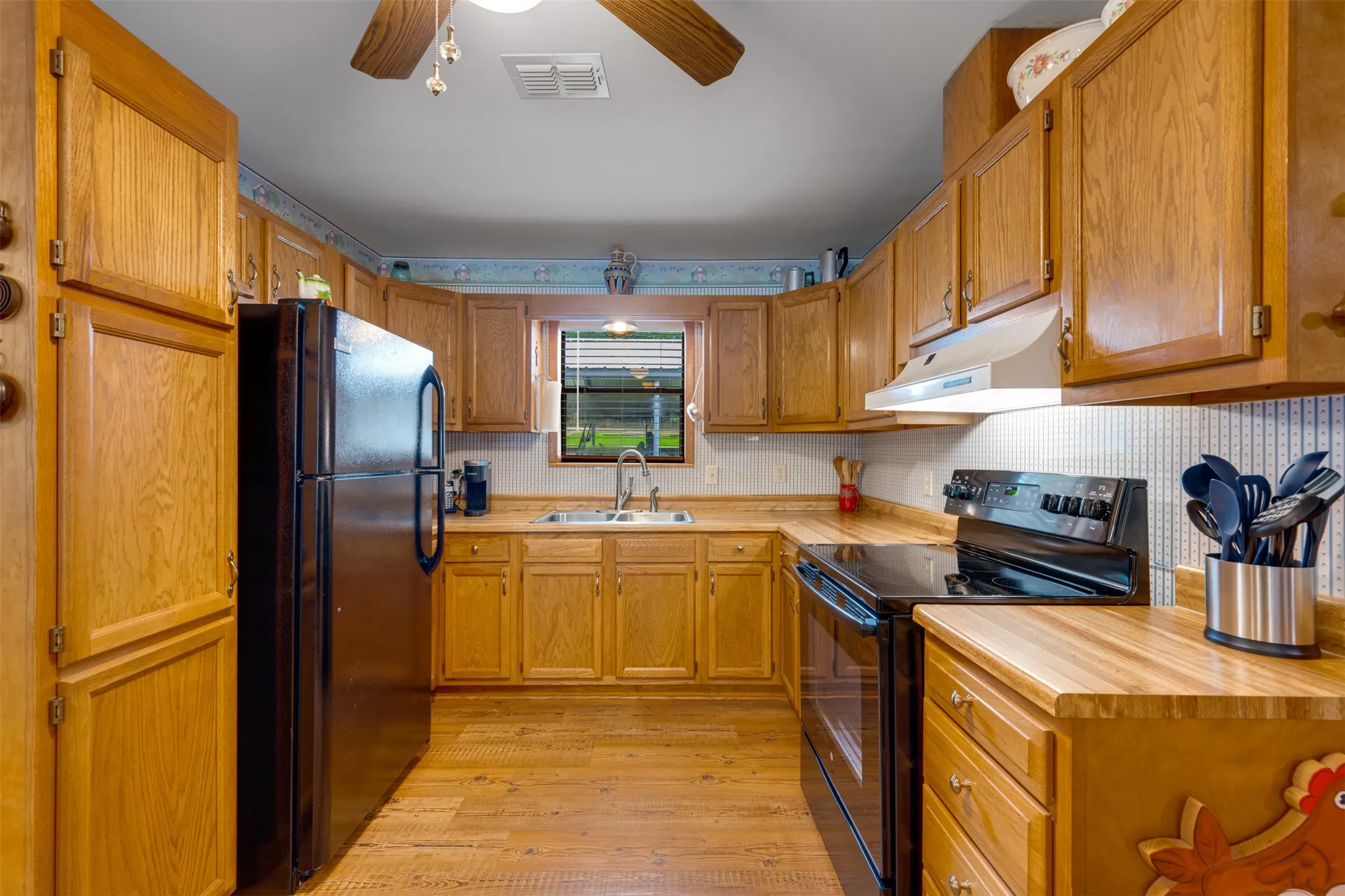 Single Family Residence For Sale in Anderson County , 20 Waco, Elkhart, Texas 75839, 2 Bedroom, 1 Bathroom, Garage spaces, 1,584 Sqft, built in 1990, mls#21266776, Real Estate Agent in Elkhart, Homes For Sale in Anderson county, Homes For Sale in Elkhart, Realtor in Elkhart Texas, Real Estate Brokerage Independent Realty Texas, Luminita Cordes Realtor