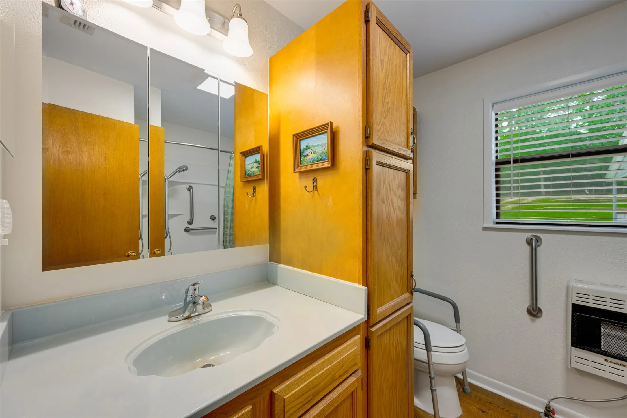 Single Family Residence For Sale in Anderson County , 20 Waco, Elkhart, Texas 75839, 2 Bedroom, 1 Bathroom, Garage spaces, 1,584 Sqft, built in 1990, mls#21266776, Real Estate Agent in Elkhart, Homes For Sale in Anderson county, Homes For Sale in Elkhart, Realtor in Elkhart Texas, Real Estate Brokerage Independent Realty Texas, Luminita Cordes Realtor