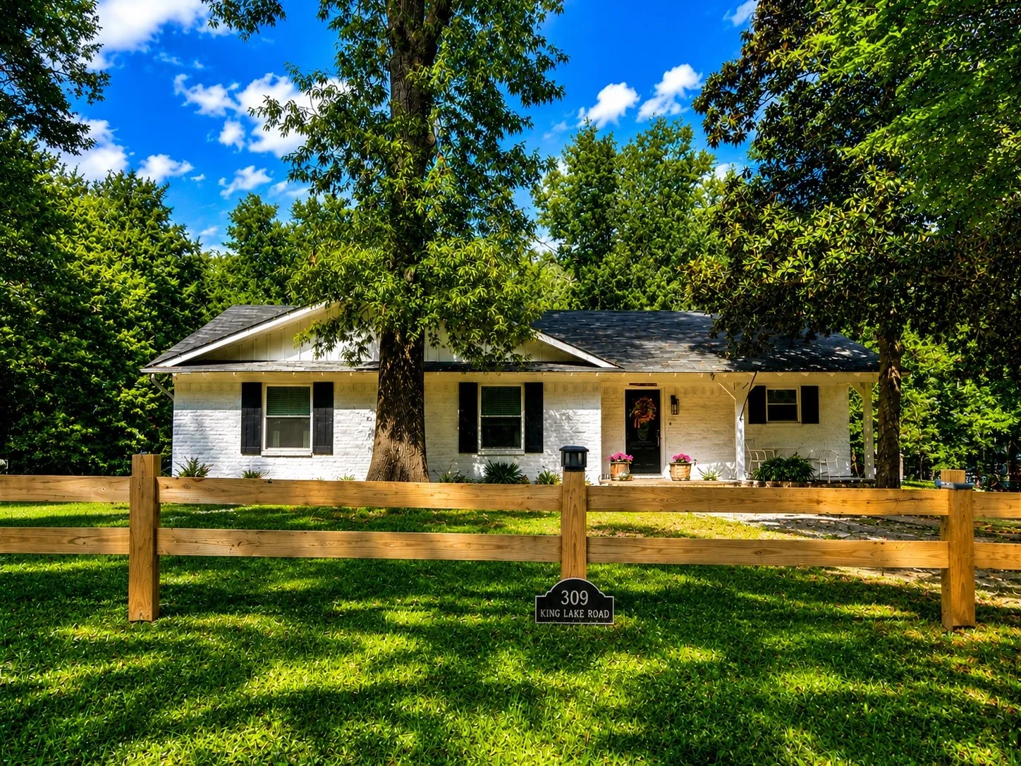 Single Family Residence For Sale in Franklin (TX) County , 309 S King Lake Rd, Scroggins, Texas 75480, 3 Bedroom, 3 Bathroom, 2 Garage spaces, 1,689 Sqft, built in 1980, mls#21266255, Real Estate Agent in Scroggins, Homes For Sale in Franklin (TX) county, Homes For Sale in Scroggins, Realtor in Scroggins Texas, Real Estate Brokerage Independent Realty Texas, Luminita Cordes Realtor