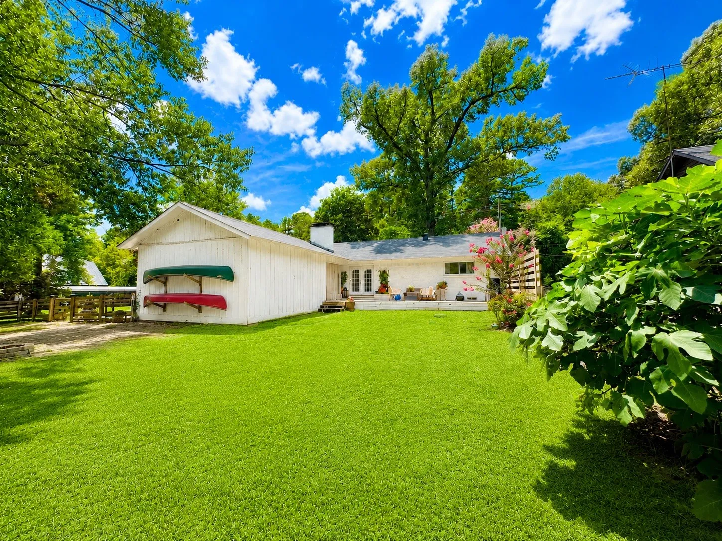 Single Family Residence For Sale in Franklin (TX) County , 309 S King Lake Rd, Scroggins, Texas 75480, 3 Bedroom, 3 Bathroom, 2 Garage spaces, 1,689 Sqft, built in 1980, mls#21266255, Real Estate Agent in Scroggins, Homes For Sale in Franklin (TX) county, Homes For Sale in Scroggins, Realtor in Scroggins Texas, Real Estate Brokerage Independent Realty Texas, Luminita Cordes Realtor