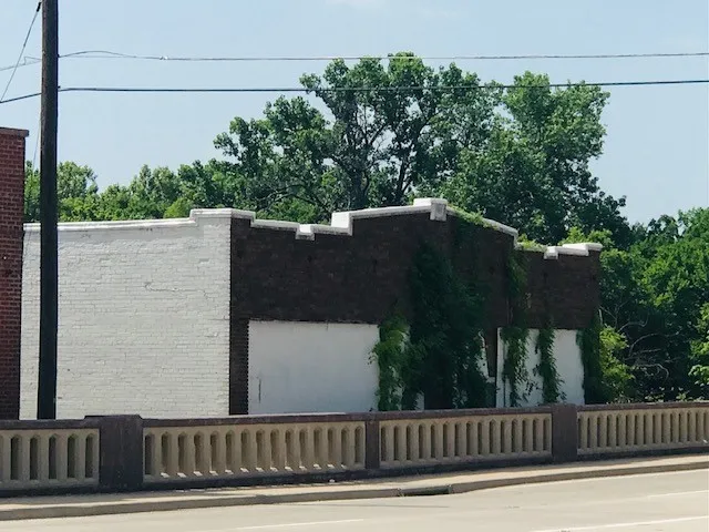 Frontage on Austin Avenue, with lots of Traffic to see your Business Sign!