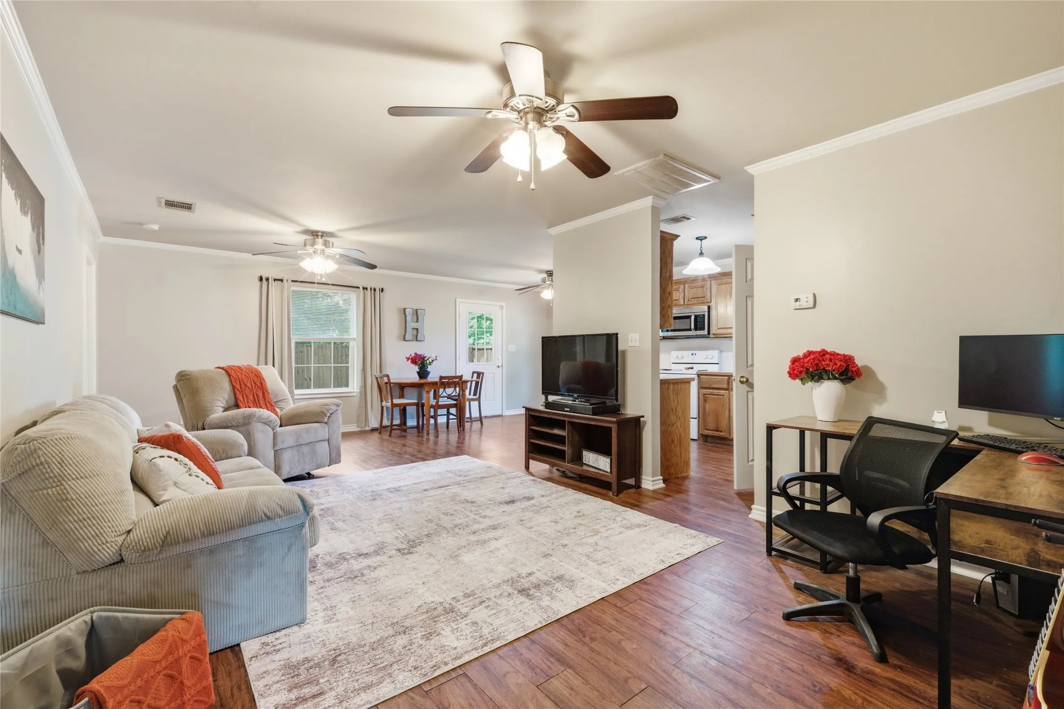 Single Family Residence For Sale in Grayson County , 402 Robertson Street, Collinsville, Texas 76233, 3 Bedroom, 2 Bathroom, 2 Garage spaces, 1,335 Sqft, built in 2014, mls#21258467, Real Estate Agent in Collinsville, Homes For Sale in Grayson county, Homes For Sale in Collinsville, Realtor in Collinsville Texas, Real Estate Brokerage Independent Realty Texas, Luminita Cordes Realtor