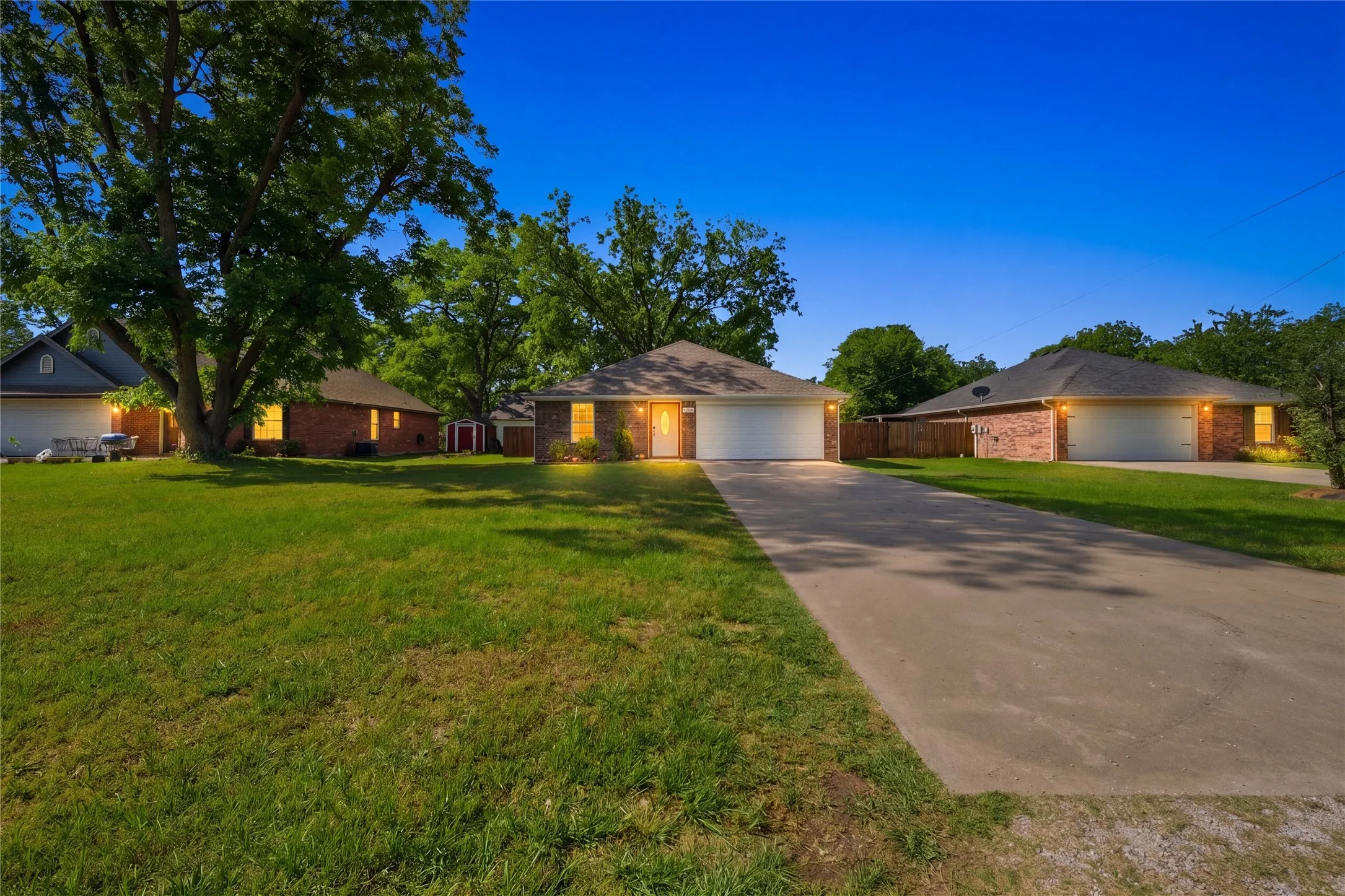 Single Family Residence For Sale in Grayson County , 402 Robertson Street, Collinsville, Texas 76233, 3 Bedroom, 2 Bathroom, 2 Garage spaces, 1,335 Sqft, built in 2014, mls#21258467, Real Estate Agent in Collinsville, Homes For Sale in Grayson county, Homes For Sale in Collinsville, Realtor in Collinsville Texas, Real Estate Brokerage Independent Realty Texas, Luminita Cordes Realtor