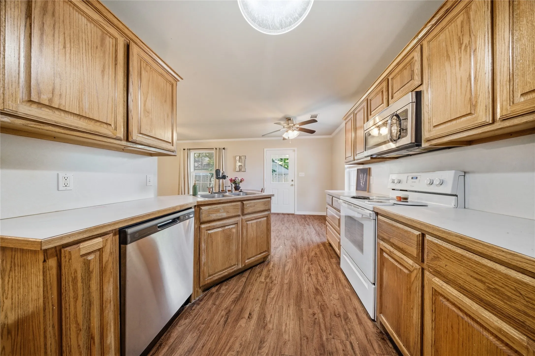 Single Family Residence For Sale in Grayson County , 402 Robertson Street, Collinsville, Texas 76233, 3 Bedroom, 2 Bathroom, 2 Garage spaces, 1,335 Sqft, built in 2014, mls#21258467, Real Estate Agent in Collinsville, Homes For Sale in Grayson county, Homes For Sale in Collinsville, Realtor in Collinsville Texas, Real Estate Brokerage Independent Realty Texas, Luminita Cordes Realtor