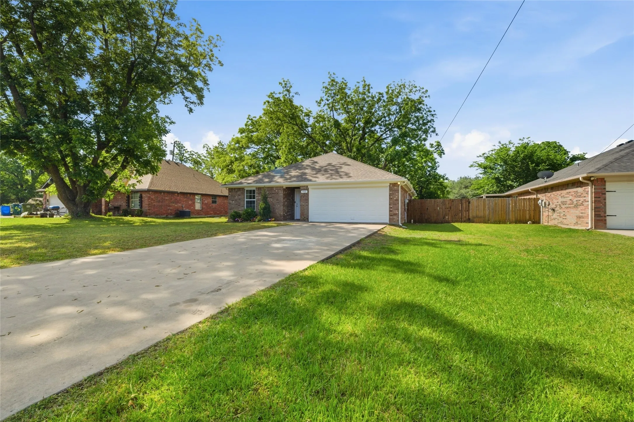 Single Family Residence For Sale in Grayson County , 402 Robertson Street, Collinsville, Texas 76233, 3 Bedroom, 2 Bathroom, 2 Garage spaces, 1,335 Sqft, built in 2014, mls#21258467, Real Estate Agent in Collinsville, Homes For Sale in Grayson county, Homes For Sale in Collinsville, Realtor in Collinsville Texas, Real Estate Brokerage Independent Realty Texas, Luminita Cordes Realtor