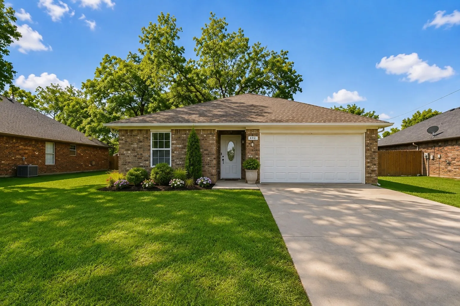 Single Family Residence For Sale in Grayson County , 402 Robertson Street, Collinsville, Texas 76233, 3 Bedroom, 2 Bathroom, 2 Garage spaces, 1,335 Sqft, built in 2014, mls#21258467, Real Estate Agent in Collinsville, Homes For Sale in Grayson county, Homes For Sale in Collinsville, Realtor in Collinsville Texas, Real Estate Brokerage Independent Realty Texas, Luminita Cordes Realtor
