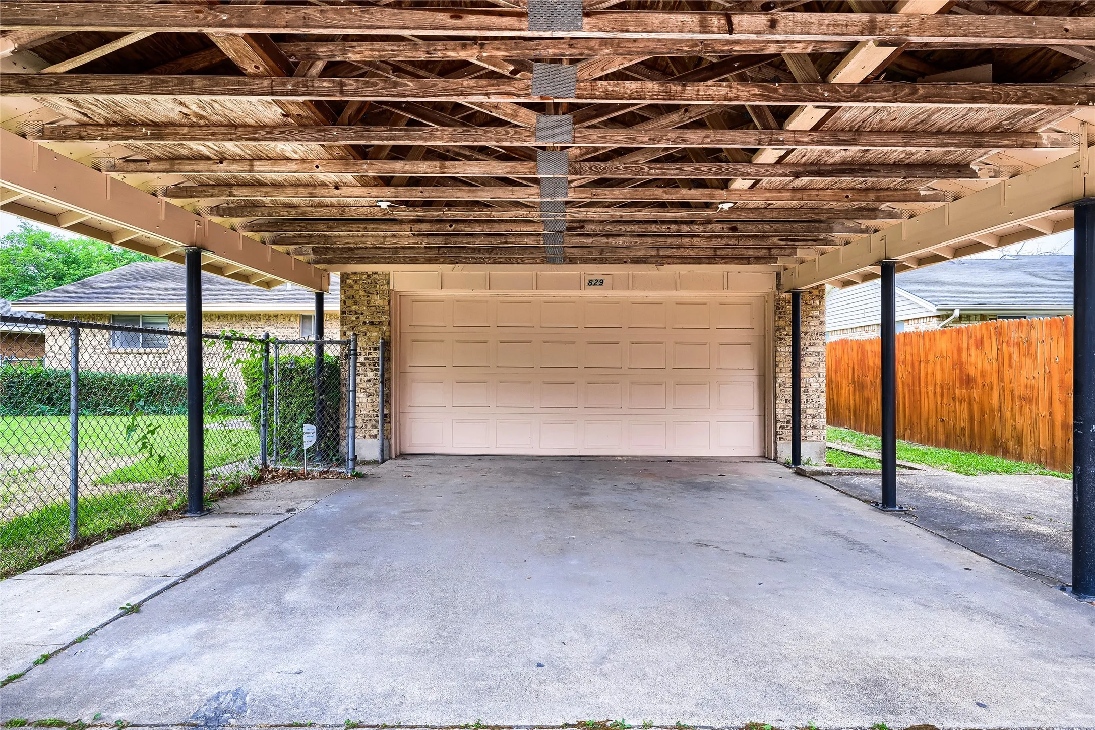 Single Family Residence For Sale in Dallas County , 829 Poinsettia Drive, Lancaster, Texas 75146, 3 Bedroom, 2 Bathroom, 2 Garage spaces, 1,605 Sqft, built in 1966, mls#21167931, Real Estate Agent in Lancaster, Homes For Sale in Dallas county, Homes For Sale in Lancaster, Realtor in Lancaster Texas, Real Estate Brokerage Independent Realty Texas, Luminita Cordes Realtor