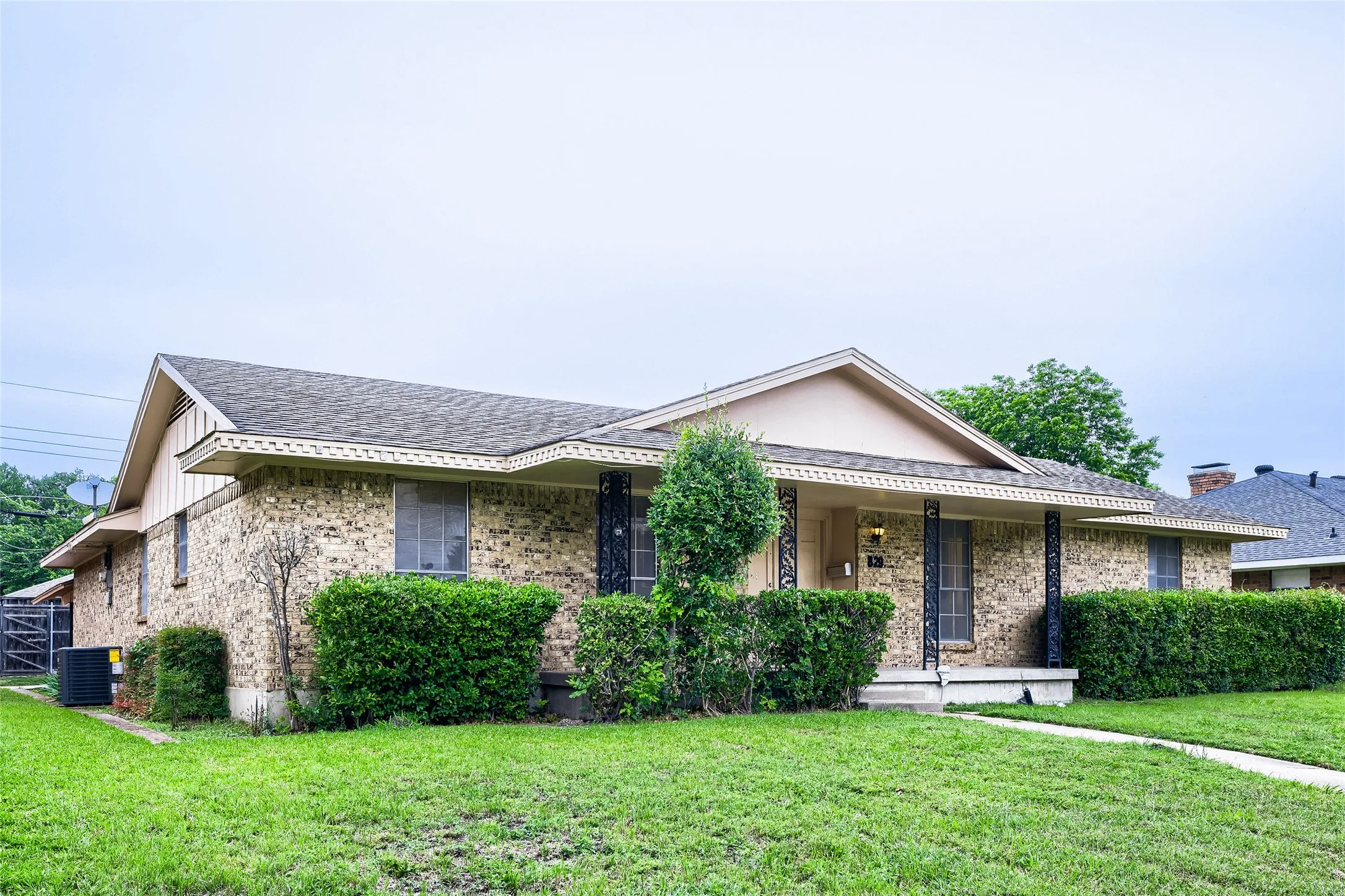 Single Family Residence For Sale in Dallas County , 829 Poinsettia Drive, Lancaster, Texas 75146, 3 Bedroom, 2 Bathroom, 2 Garage spaces, 1,605 Sqft, built in 1966, mls#21167931, Real Estate Agent in Lancaster, Homes For Sale in Dallas county, Homes For Sale in Lancaster, Realtor in Lancaster Texas, Real Estate Brokerage Independent Realty Texas, Luminita Cordes Realtor
