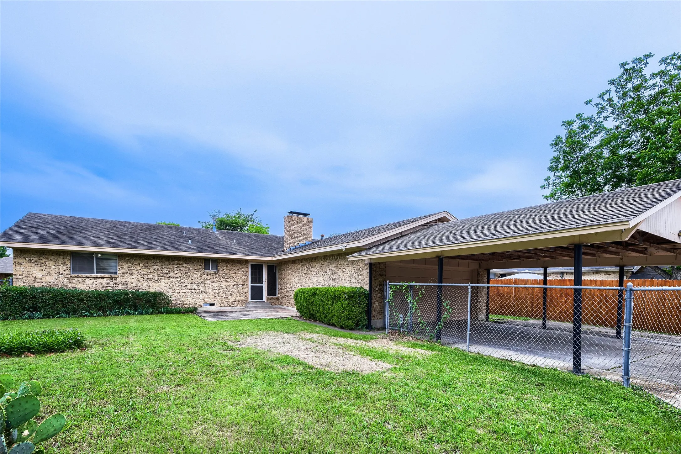 Single Family Residence For Sale in Dallas County , 829 Poinsettia Drive, Lancaster, Texas 75146, 3 Bedroom, 2 Bathroom, 2 Garage spaces, 1,605 Sqft, built in 1966, mls#21167931, Real Estate Agent in Lancaster, Homes For Sale in Dallas county, Homes For Sale in Lancaster, Realtor in Lancaster Texas, Real Estate Brokerage Independent Realty Texas, Luminita Cordes Realtor