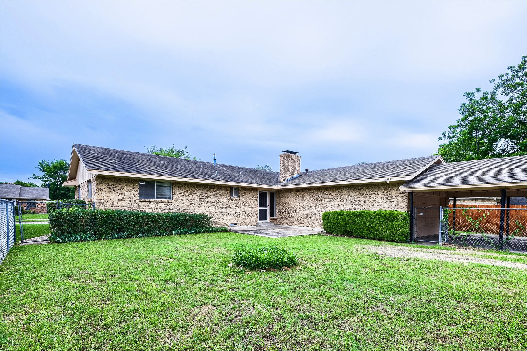 Single Family Residence For Sale in Dallas County , 829 Poinsettia Drive, Lancaster, Texas 75146, 3 Bedroom, 2 Bathroom, 2 Garage spaces, 1,605 Sqft, built in 1966, mls#21167931, Real Estate Agent in Lancaster, Homes For Sale in Dallas county, Homes For Sale in Lancaster, Realtor in Lancaster Texas, Real Estate Brokerage Independent Realty Texas, Luminita Cordes Realtor