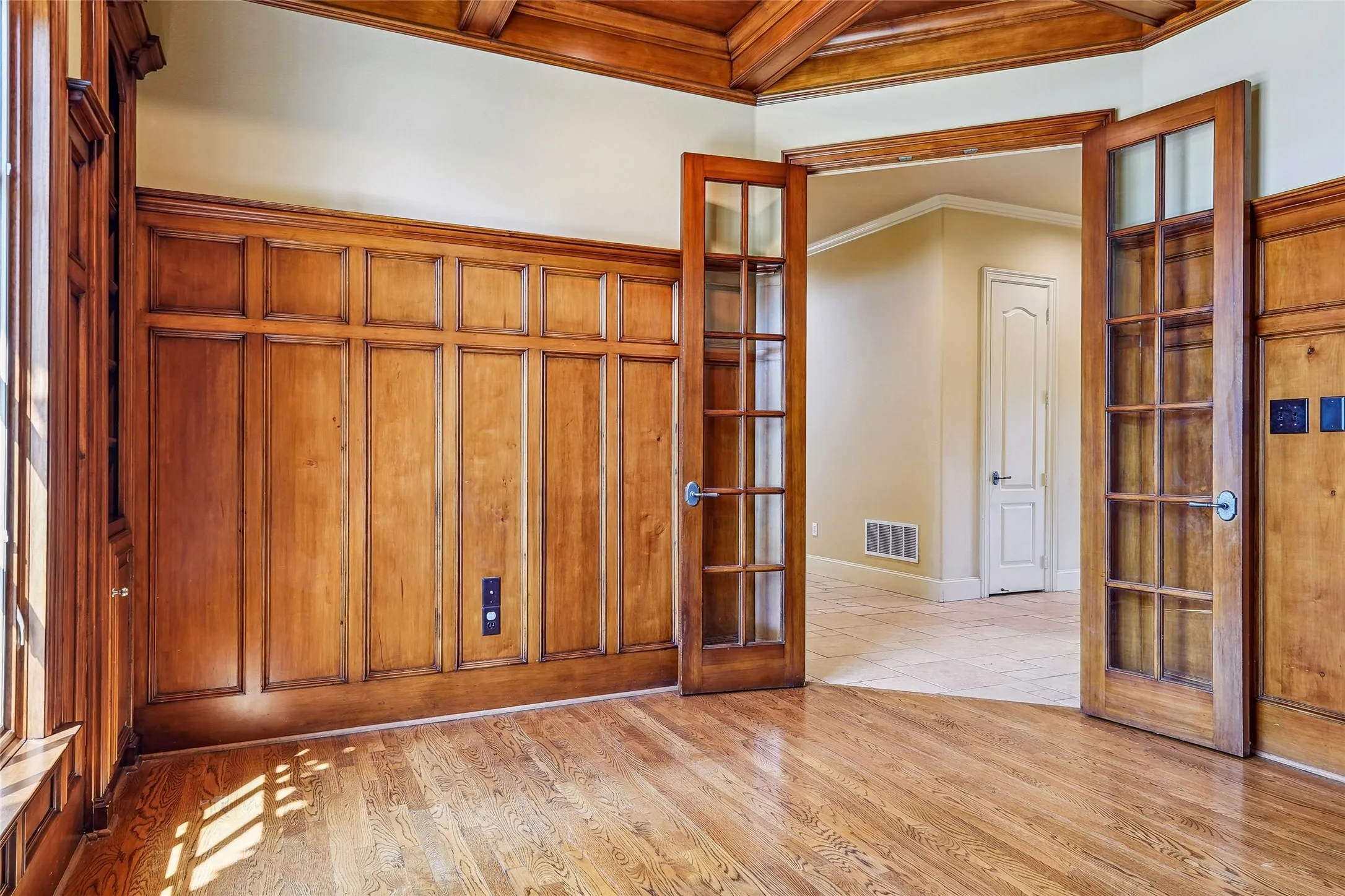 Single Family Residence For Sale in Denton County , 3112 Belmont Street, Denton, Texas 76210, 5 Bedroom, 4 Bathroom, 3 Garage spaces, 5,866 Sqft, built in 2002, mls#21256216, Real Estate Agent in Denton, Homes For Sale in Denton county, Homes For Sale in Denton, Realtor in Denton Texas, Real Estate Brokerage Independent Realty Texas, Luminita Cordes Realtor