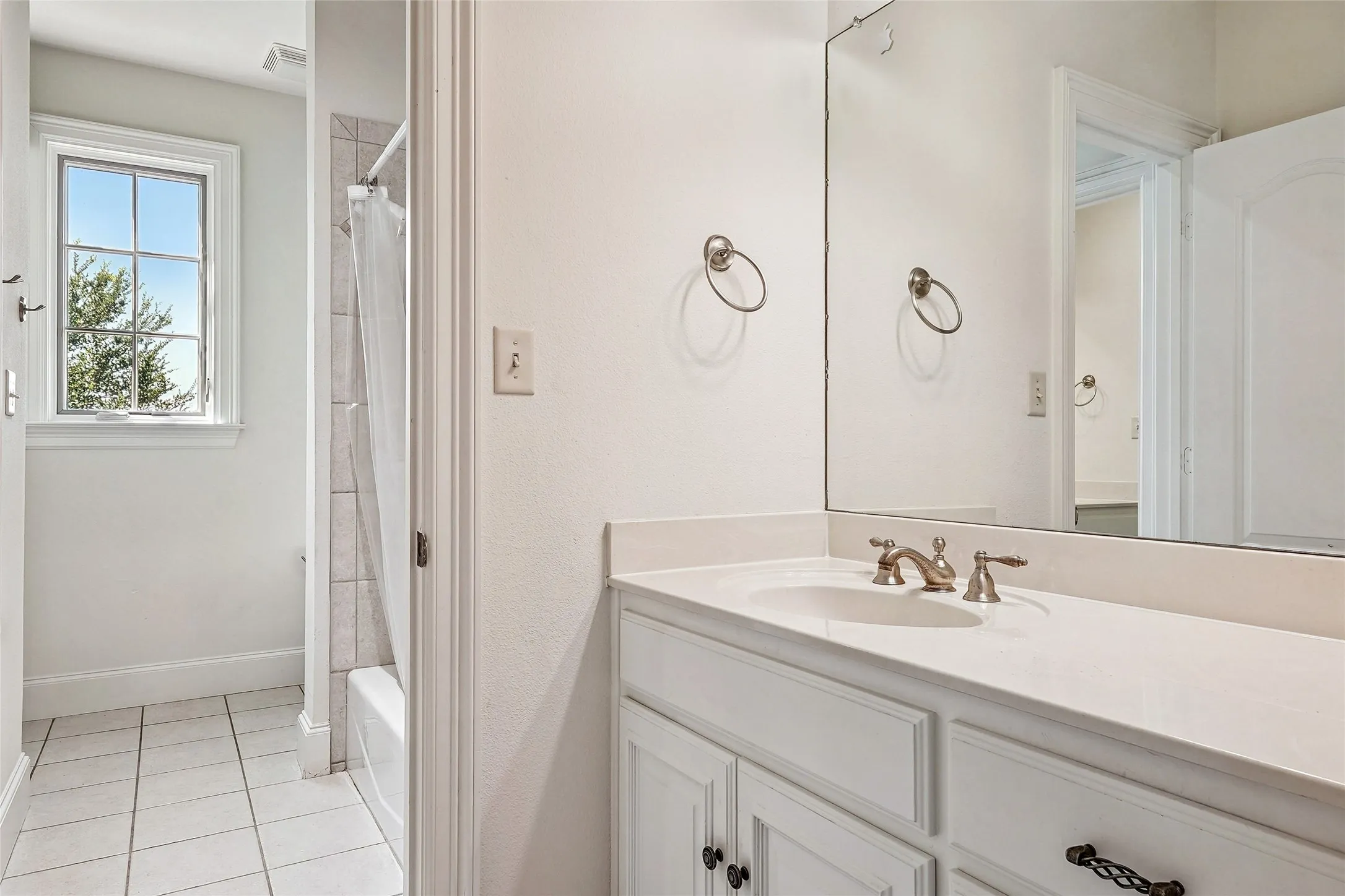 Single Family Residence For Sale in Denton County , 3112 Belmont Street, Denton, Texas 76210, 5 Bedroom, 4 Bathroom, 3 Garage spaces, 5,866 Sqft, built in 2002, mls#21256216, Real Estate Agent in Denton, Homes For Sale in Denton county, Homes For Sale in Denton, Realtor in Denton Texas, Real Estate Brokerage Independent Realty Texas, Luminita Cordes Realtor