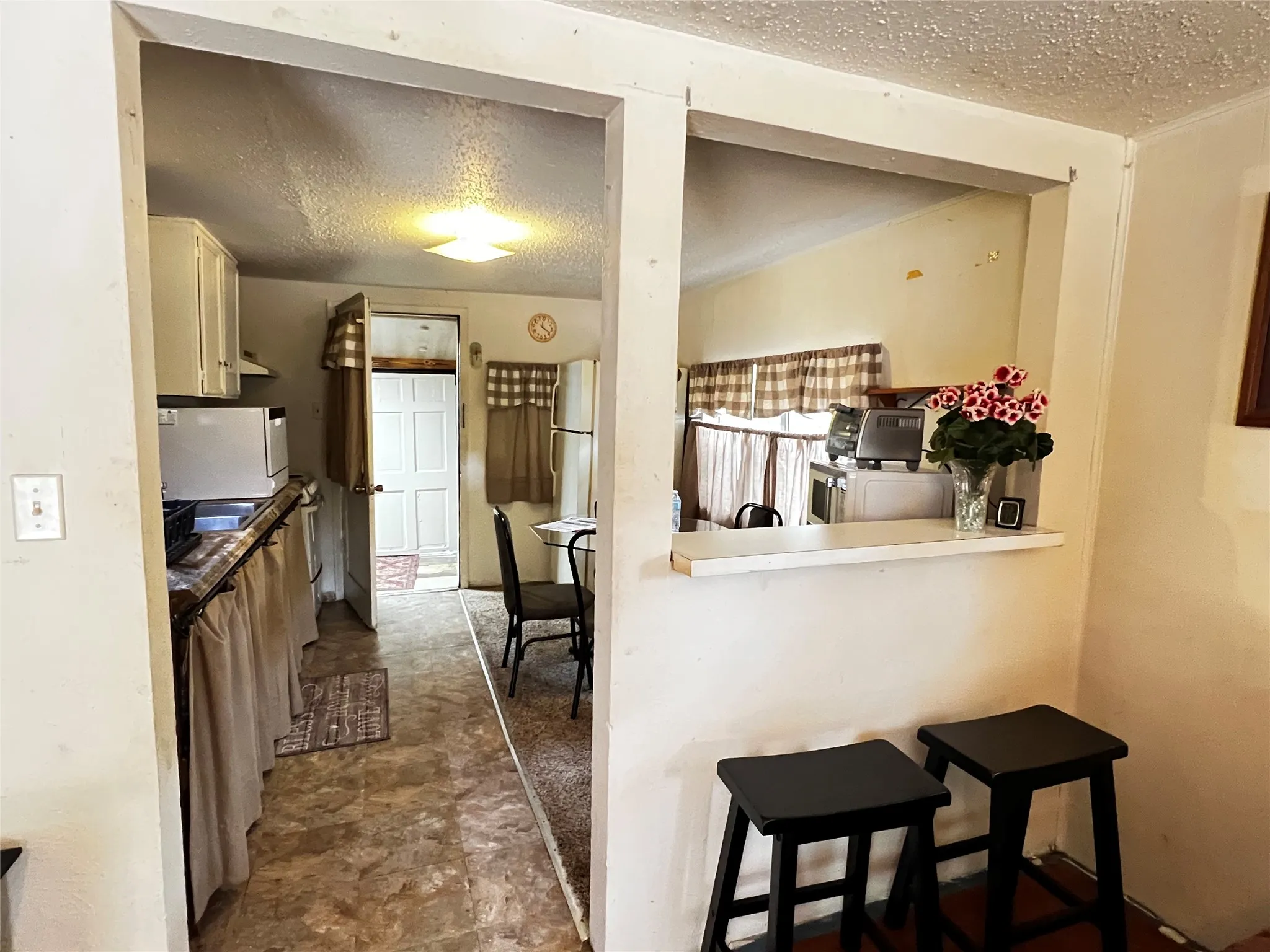 Pass-through opening with a breakfast bar