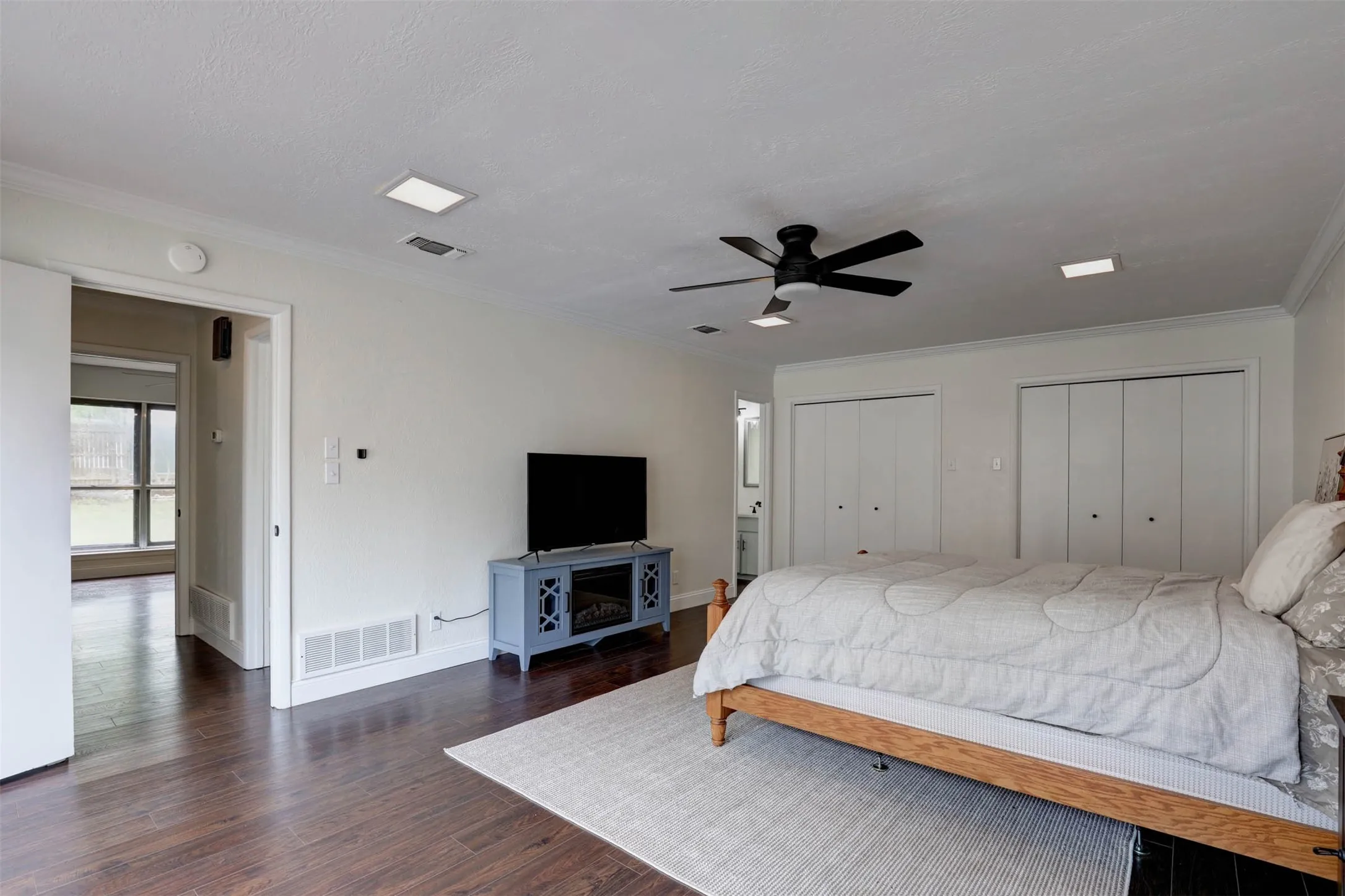 Single Family Residence For Sale in Tarrant County , 7716 Incline Terrace, Fort Worth, Texas 76179, 4 Bedroom, 3 Bathroom, 2 Garage spaces, 2,715 Sqft, built in 1973, mls#21243722, Real Estate Agent in Fort Worth, Homes For Sale in Tarrant county, Homes For Sale in Fort Worth, Realtor in Fort Worth Texas, Real Estate Brokerage Independent Realty Texas, Luminita Cordes Realtor