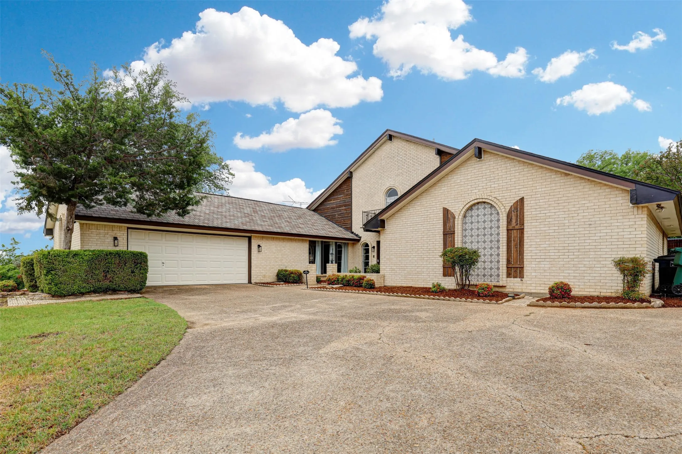 Single Family Residence For Sale in Tarrant County , 7716 Incline Terrace, Fort Worth, Texas 76179, 4 Bedroom, 3 Bathroom, 2 Garage spaces, 2,715 Sqft, built in 1973, mls#21243722, Real Estate Agent in Fort Worth, Homes For Sale in Tarrant county, Homes For Sale in Fort Worth, Realtor in Fort Worth Texas, Real Estate Brokerage Independent Realty Texas, Luminita Cordes Realtor