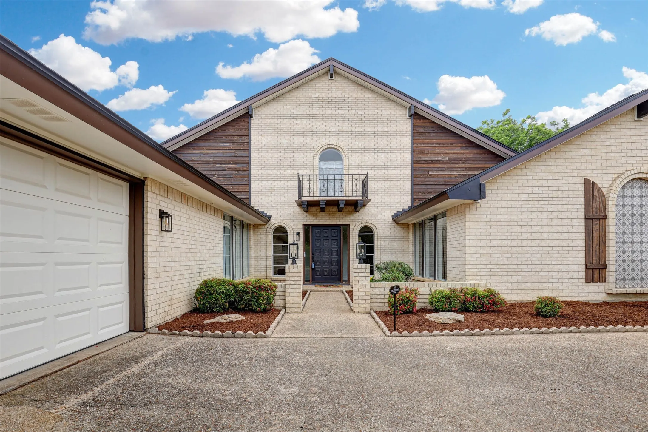 Single Family Residence For Sale in Tarrant County , 7716 Incline Terrace, Fort Worth, Texas 76179, 4 Bedroom, 3 Bathroom, 2 Garage spaces, 2,715 Sqft, built in 1973, mls#21243722, Real Estate Agent in Fort Worth, Homes For Sale in Tarrant county, Homes For Sale in Fort Worth, Realtor in Fort Worth Texas, Real Estate Brokerage Independent Realty Texas, Luminita Cordes Realtor