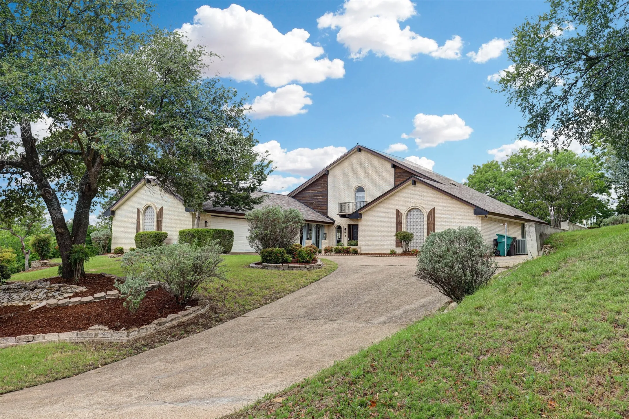 Single Family Residence For Sale in Tarrant County , 7716 Incline Terrace, Fort Worth, Texas 76179, 4 Bedroom, 3 Bathroom, 2 Garage spaces, 2,715 Sqft, built in 1973, mls#21243722, Real Estate Agent in Fort Worth, Homes For Sale in Tarrant county, Homes For Sale in Fort Worth, Realtor in Fort Worth Texas, Real Estate Brokerage Independent Realty Texas, Luminita Cordes Realtor