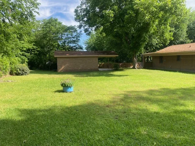 Single Family Residence For Sale in Red River (TX) County , 1304 S WALNUT Street, Clarksville, Texas 75426, 3 Bedroom, 2 Bathroom, Garage spaces, 2,024 Sqft, built in 1969, mls#21267020, Real Estate Agent in Clarksville, Homes For Sale in Red River (TX) county, Homes For Sale in Clarksville, Realtor in Clarksville Texas, Real Estate Brokerage Independent Realty Texas, Luminita Cordes Realtor