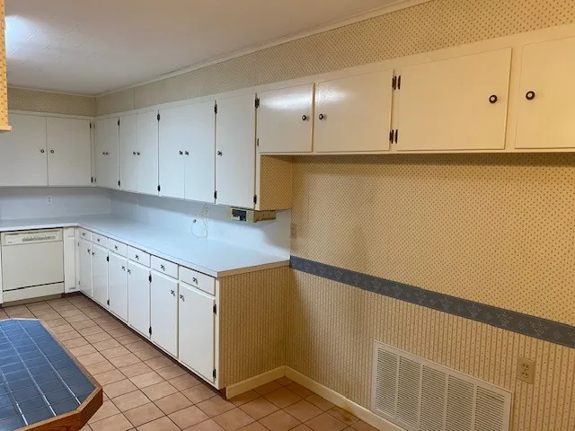 Single Family Residence For Sale in Red River (TX) County , 1304 S WALNUT Street, Clarksville, Texas 75426, 3 Bedroom, 2 Bathroom, Garage spaces, 2,024 Sqft, built in 1969, mls#21267020, Real Estate Agent in Clarksville, Homes For Sale in Red River (TX) county, Homes For Sale in Clarksville, Realtor in Clarksville Texas, Real Estate Brokerage Independent Realty Texas, Luminita Cordes Realtor