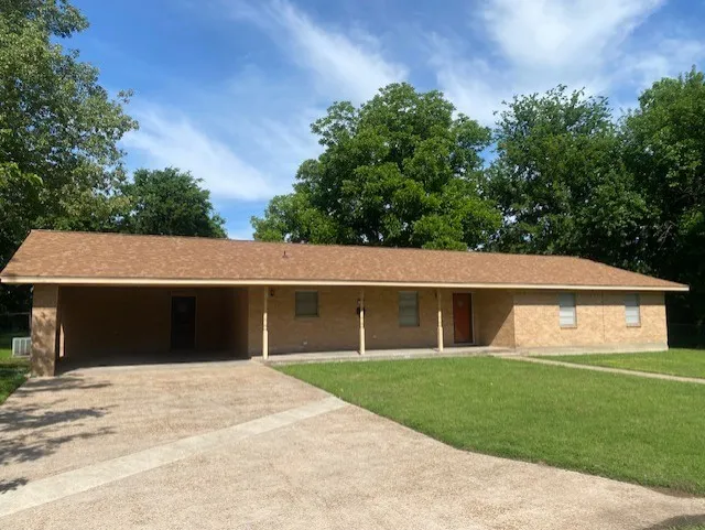 Single Family Residence For Sale in Red River (TX) County , 1304 S WALNUT Street, Clarksville, Texas 75426, 3 Bedroom, 2 Bathroom, Garage spaces, 2,024 Sqft, built in 1969, mls#21267020, Real Estate Agent in Clarksville, Homes For Sale in Red River (TX) county, Homes For Sale in Clarksville, Realtor in Clarksville Texas, Real Estate Brokerage Independent Realty Texas, Luminita Cordes Realtor