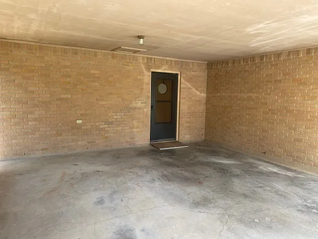 Single Family Residence For Sale in Red River (TX) County , 1304 S WALNUT Street, Clarksville, Texas 75426, 3 Bedroom, 2 Bathroom, Garage spaces, 2,024 Sqft, built in 1969, mls#21267020, Real Estate Agent in Clarksville, Homes For Sale in Red River (TX) county, Homes For Sale in Clarksville, Realtor in Clarksville Texas, Real Estate Brokerage Independent Realty Texas, Luminita Cordes Realtor