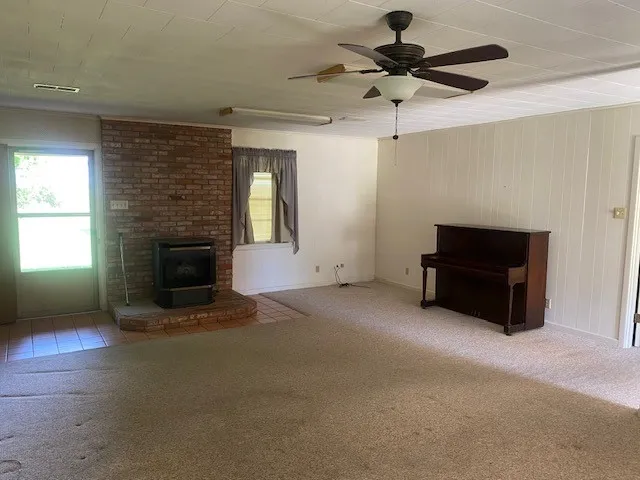 Single Family Residence For Sale in Red River (TX) County , 1304 S WALNUT Street, Clarksville, Texas 75426, 3 Bedroom, 2 Bathroom, Garage spaces, 2,024 Sqft, built in 1969, mls#21267020, Real Estate Agent in Clarksville, Homes For Sale in Red River (TX) county, Homes For Sale in Clarksville, Realtor in Clarksville Texas, Real Estate Brokerage Independent Realty Texas, Luminita Cordes Realtor