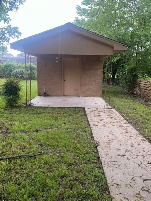 Single Family Residence For Sale in Red River (TX) County , 1304 S WALNUT Street, Clarksville, Texas 75426, 3 Bedroom, 2 Bathroom, Garage spaces, 2,024 Sqft, built in 1969, mls#21267020, Real Estate Agent in Clarksville, Homes For Sale in Red River (TX) county, Homes For Sale in Clarksville, Realtor in Clarksville Texas, Real Estate Brokerage Independent Realty Texas, Luminita Cordes Realtor