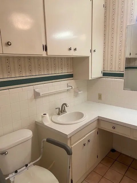 Single Family Residence For Sale in Red River (TX) County , 1304 S WALNUT Street, Clarksville, Texas 75426, 3 Bedroom, 2 Bathroom, Garage spaces, 2,024 Sqft, built in 1969, mls#21267020, Real Estate Agent in Clarksville, Homes For Sale in Red River (TX) county, Homes For Sale in Clarksville, Realtor in Clarksville Texas, Real Estate Brokerage Independent Realty Texas, Luminita Cordes Realtor