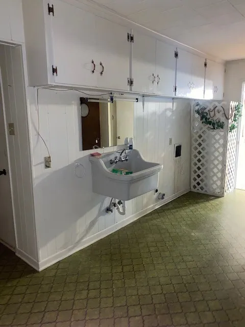 Single Family Residence For Sale in Red River (TX) County , 1304 S WALNUT Street, Clarksville, Texas 75426, 3 Bedroom, 2 Bathroom, Garage spaces, 2,024 Sqft, built in 1969, mls#21267020, Real Estate Agent in Clarksville, Homes For Sale in Red River (TX) county, Homes For Sale in Clarksville, Realtor in Clarksville Texas, Real Estate Brokerage Independent Realty Texas, Luminita Cordes Realtor