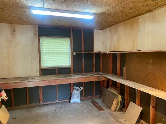 Single Family Residence For Sale in Red River (TX) County , 1304 S WALNUT Street, Clarksville, Texas 75426, 3 Bedroom, 2 Bathroom, Garage spaces, 2,024 Sqft, built in 1969, mls#21267020, Real Estate Agent in Clarksville, Homes For Sale in Red River (TX) county, Homes For Sale in Clarksville, Realtor in Clarksville Texas, Real Estate Brokerage Independent Realty Texas, Luminita Cordes Realtor