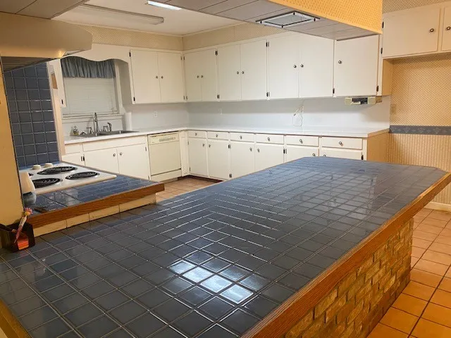 Single Family Residence For Sale in Red River (TX) County , 1304 S WALNUT Street, Clarksville, Texas 75426, 3 Bedroom, 2 Bathroom, Garage spaces, 2,024 Sqft, built in 1969, mls#21267020, Real Estate Agent in Clarksville, Homes For Sale in Red River (TX) county, Homes For Sale in Clarksville, Realtor in Clarksville Texas, Real Estate Brokerage Independent Realty Texas, Luminita Cordes Realtor