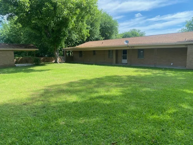 Single Family Residence For Sale in Red River (TX) County , 1304 S WALNUT Street, Clarksville, Texas 75426, 3 Bedroom, 2 Bathroom, Garage spaces, 2,024 Sqft, built in 1969, mls#21267020, Real Estate Agent in Clarksville, Homes For Sale in Red River (TX) county, Homes For Sale in Clarksville, Realtor in Clarksville Texas, Real Estate Brokerage Independent Realty Texas, Luminita Cordes Realtor