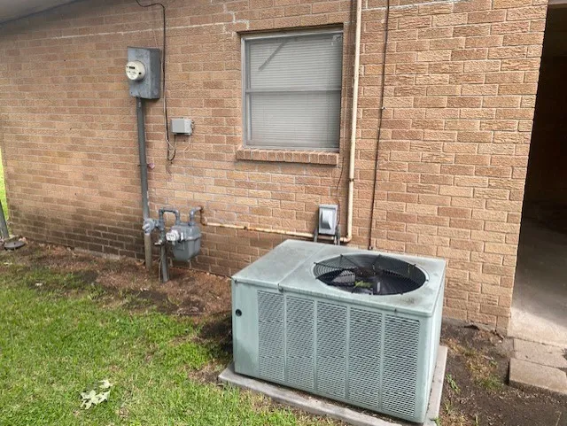 Single Family Residence For Sale in Red River (TX) County , 1304 S WALNUT Street, Clarksville, Texas 75426, 3 Bedroom, 2 Bathroom, Garage spaces, 2,024 Sqft, built in 1969, mls#21267020, Real Estate Agent in Clarksville, Homes For Sale in Red River (TX) county, Homes For Sale in Clarksville, Realtor in Clarksville Texas, Real Estate Brokerage Independent Realty Texas, Luminita Cordes Realtor