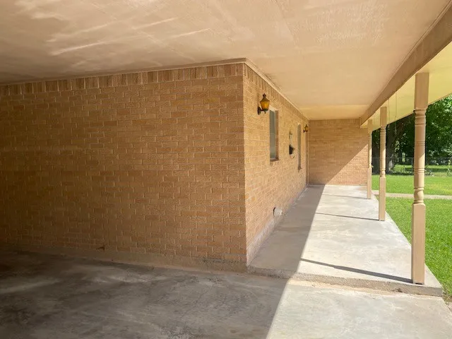 Single Family Residence For Sale in Red River (TX) County , 1304 S WALNUT Street, Clarksville, Texas 75426, 3 Bedroom, 2 Bathroom, Garage spaces, 2,024 Sqft, built in 1969, mls#21267020, Real Estate Agent in Clarksville, Homes For Sale in Red River (TX) county, Homes For Sale in Clarksville, Realtor in Clarksville Texas, Real Estate Brokerage Independent Realty Texas, Luminita Cordes Realtor