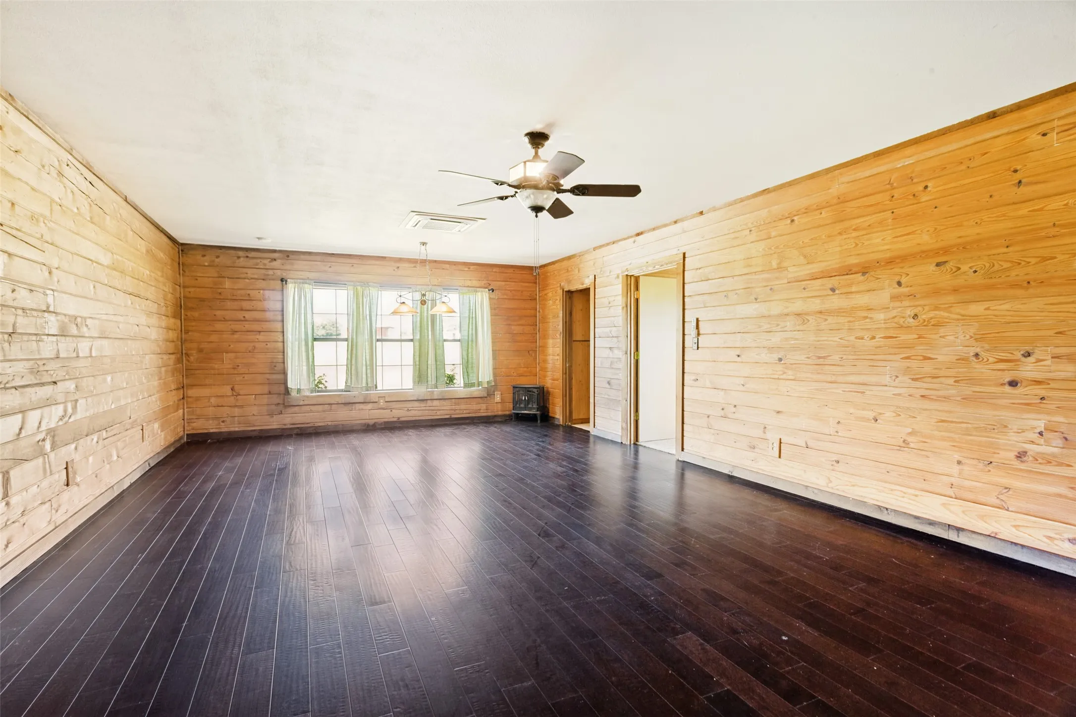 Single Family Residence For Sale in Parker County , 2700 Harwell Lake Road, Weatherford, Texas 76088, 4 Bedroom, 4 Bathroom, 3 Garage spaces, 2,804 Sqft, built in 2004, mls#21265674, Real Estate Agent in Weatherford, Homes For Sale in Parker county, Homes For Sale in Weatherford, Realtor in Weatherford Texas, Real Estate Brokerage Independent Realty Texas, Luminita Cordes Realtor