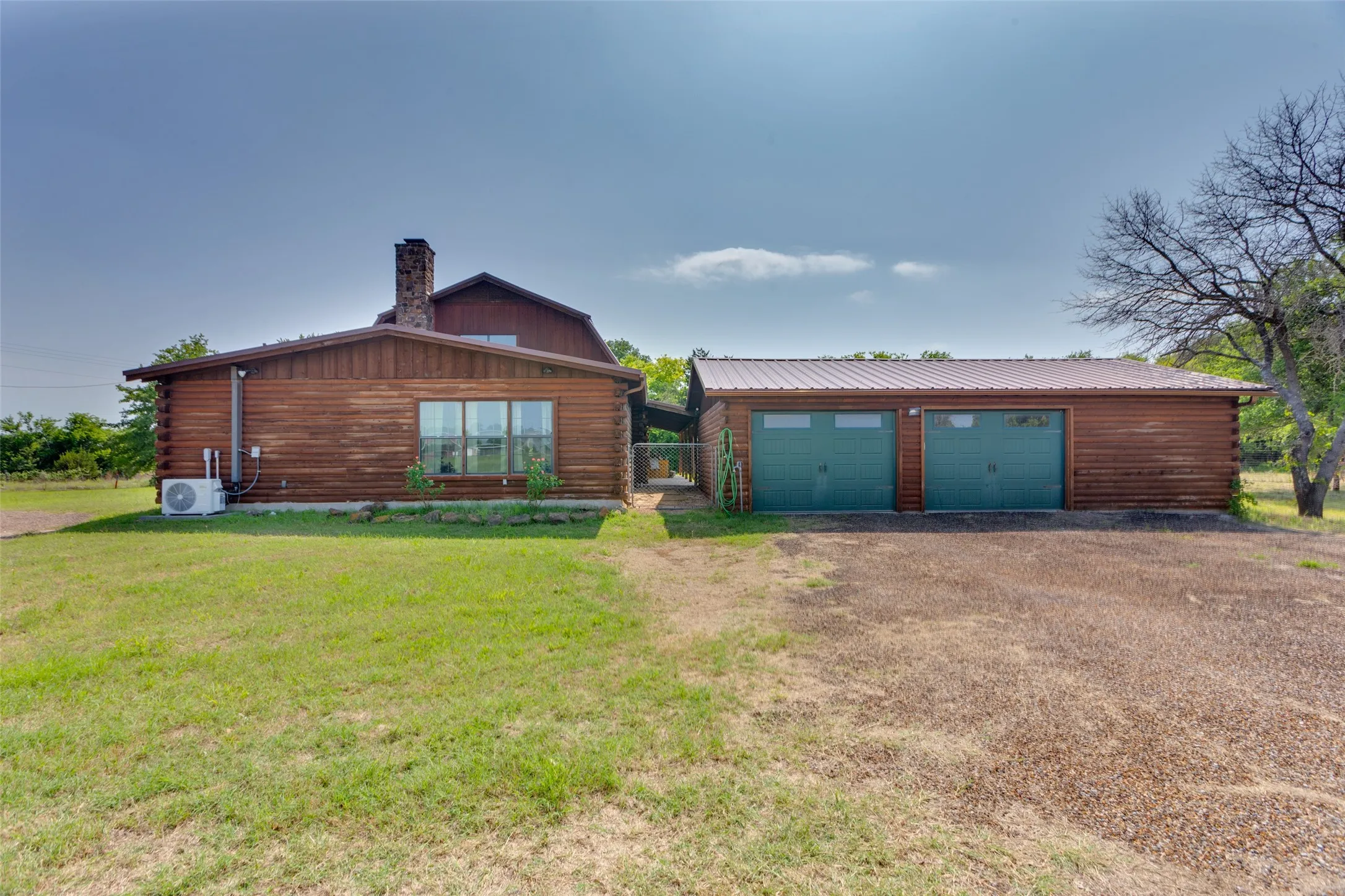 Single Family Residence For Sale in Parker County , 2700 Harwell Lake Road, Weatherford, Texas 76088, 4 Bedroom, 4 Bathroom, 3 Garage spaces, 2,804 Sqft, built in 2004, mls#21265674, Real Estate Agent in Weatherford, Homes For Sale in Parker county, Homes For Sale in Weatherford, Realtor in Weatherford Texas, Real Estate Brokerage Independent Realty Texas, Luminita Cordes Realtor
