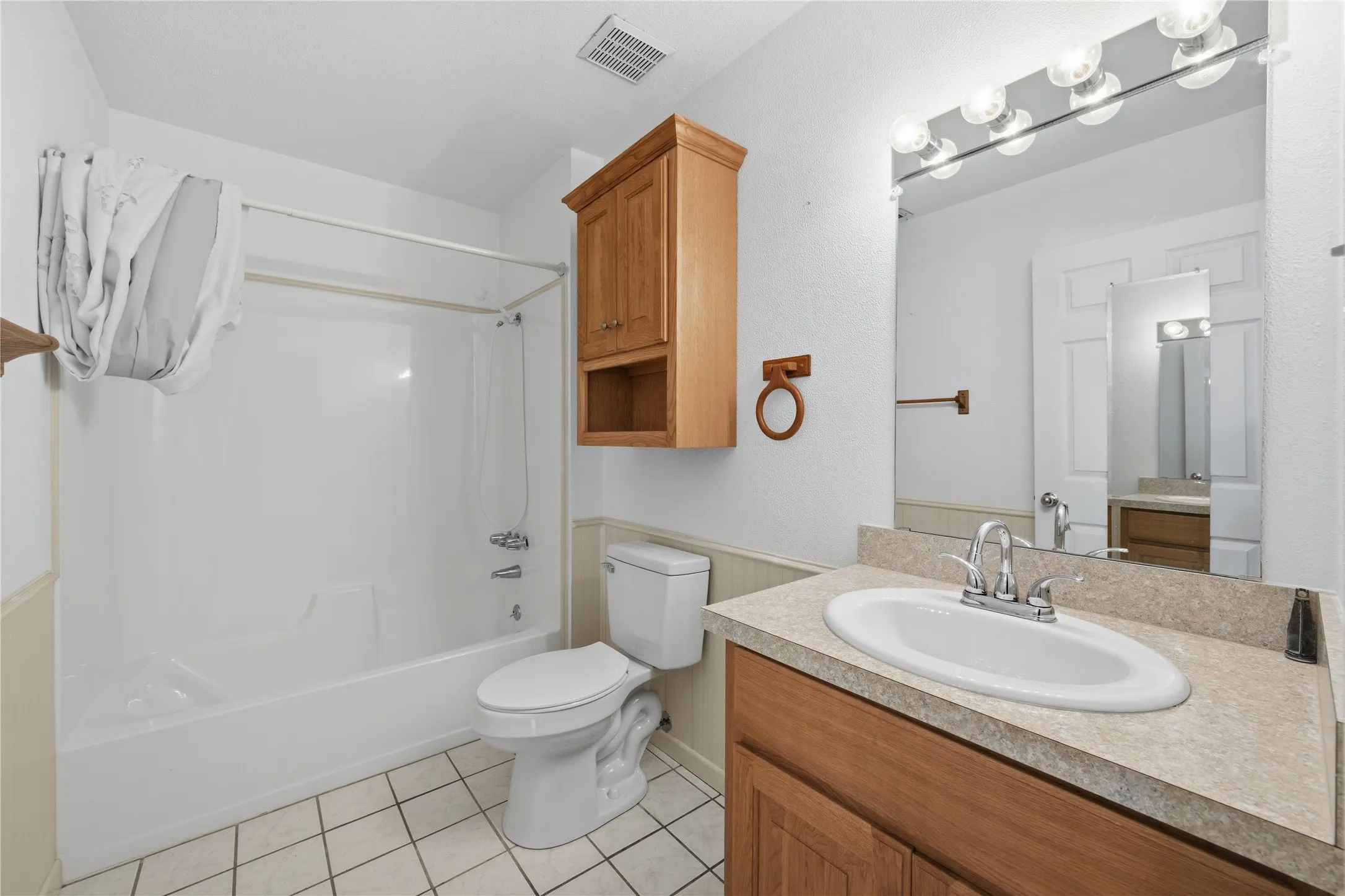 Single Family Residence For Sale in Henderson County , 158 Baywood Boulevard, Mabank, Texas 75156, 3 Bedroom, 3 Bathroom, 2 Garage spaces, 2,546 Sqft, built in 1977, Price $799,000, mls#21267093, Real Estate Agent in Mabank, Homes For Sale in Henderson county, Homes For Sale in Mabank, Realtor in Mabank Texas, Real Estate Brokerage Independent Realty Texas, Luminita Cordes Realtor