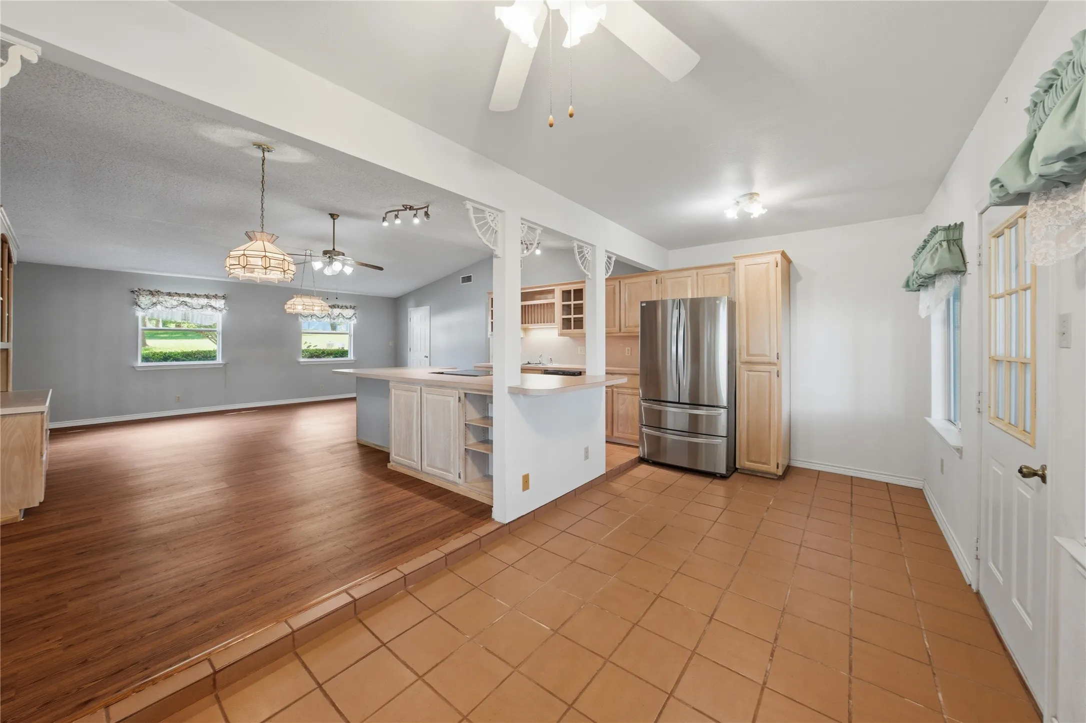 Single Family Residence For Sale in Henderson County , 158 Baywood Boulevard, Mabank, Texas 75156, 3 Bedroom, 3 Bathroom, 2 Garage spaces, 2,546 Sqft, built in 1977, Price $799,000, mls#21267093, Real Estate Agent in Mabank, Homes For Sale in Henderson county, Homes For Sale in Mabank, Realtor in Mabank Texas, Real Estate Brokerage Independent Realty Texas, Luminita Cordes Realtor