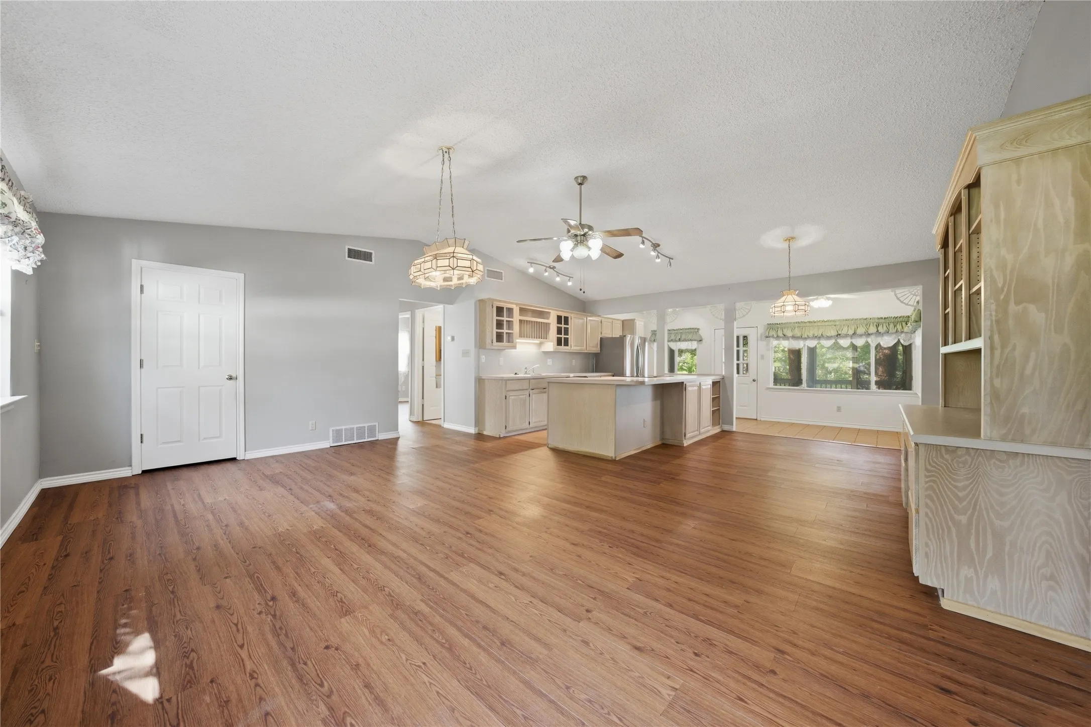 Single Family Residence For Sale in Henderson County , 158 Baywood Boulevard, Mabank, Texas 75156, 3 Bedroom, 3 Bathroom, 2 Garage spaces, 2,546 Sqft, built in 1977, Price $799,000, mls#21267093, Real Estate Agent in Mabank, Homes For Sale in Henderson county, Homes For Sale in Mabank, Realtor in Mabank Texas, Real Estate Brokerage Independent Realty Texas, Luminita Cordes Realtor