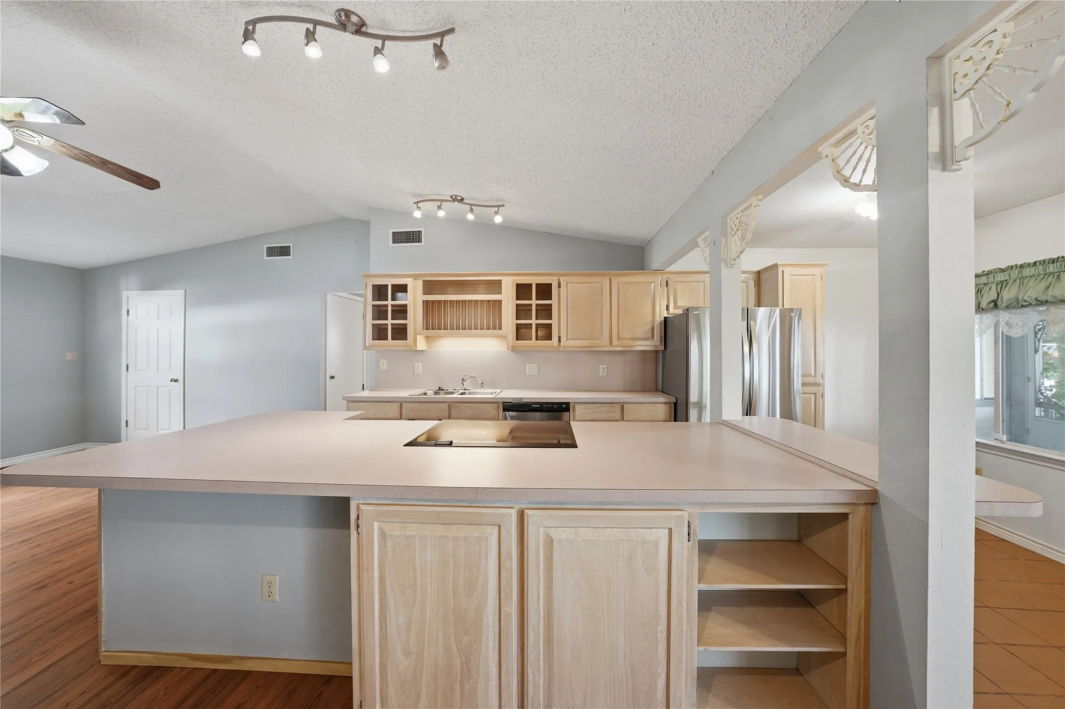Single Family Residence For Sale in Henderson County , 158 Baywood Boulevard, Mabank, Texas 75156, 3 Bedroom, 3 Bathroom, 2 Garage spaces, 2,546 Sqft, built in 1977, Price $799,000, mls#21267093, Real Estate Agent in Mabank, Homes For Sale in Henderson county, Homes For Sale in Mabank, Realtor in Mabank Texas, Real Estate Brokerage Independent Realty Texas, Luminita Cordes Realtor