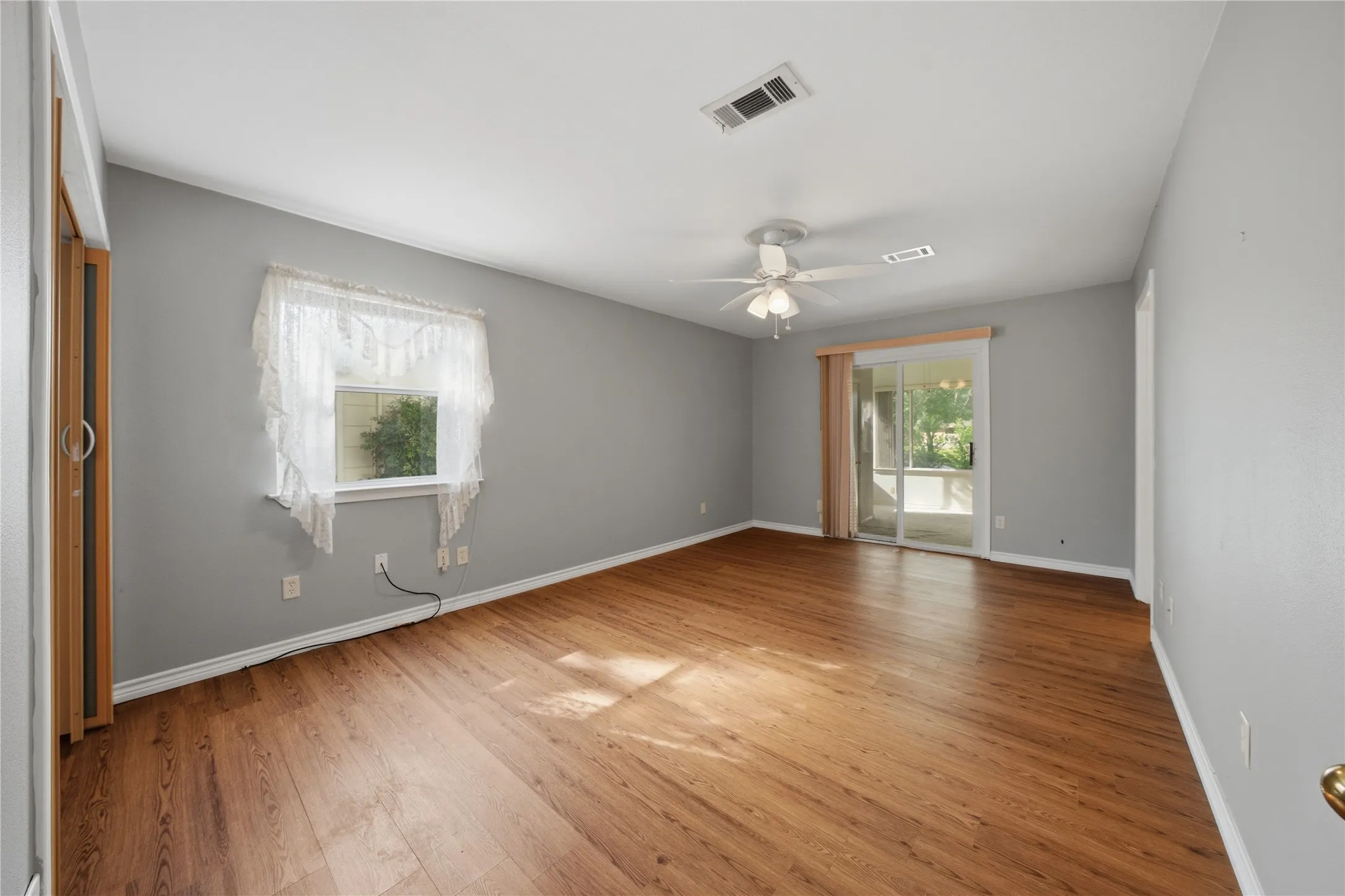 Single Family Residence For Sale in Henderson County , 158 Baywood Boulevard, Mabank, Texas 75156, 3 Bedroom, 3 Bathroom, 2 Garage spaces, 2,546 Sqft, built in 1977, Price $799,000, mls#21267093, Real Estate Agent in Mabank, Homes For Sale in Henderson county, Homes For Sale in Mabank, Realtor in Mabank Texas, Real Estate Brokerage Independent Realty Texas, Luminita Cordes Realtor