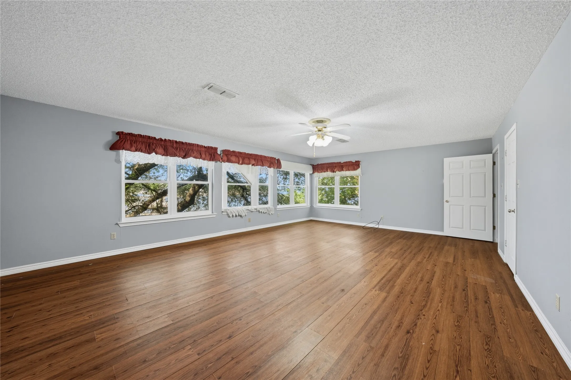 Single Family Residence For Sale in Henderson County , 158 Baywood Boulevard, Mabank, Texas 75156, 3 Bedroom, 3 Bathroom, 2 Garage spaces, 2,546 Sqft, built in 1977, Price $799,000, mls#21267093, Real Estate Agent in Mabank, Homes For Sale in Henderson county, Homes For Sale in Mabank, Realtor in Mabank Texas, Real Estate Brokerage Independent Realty Texas, Luminita Cordes Realtor