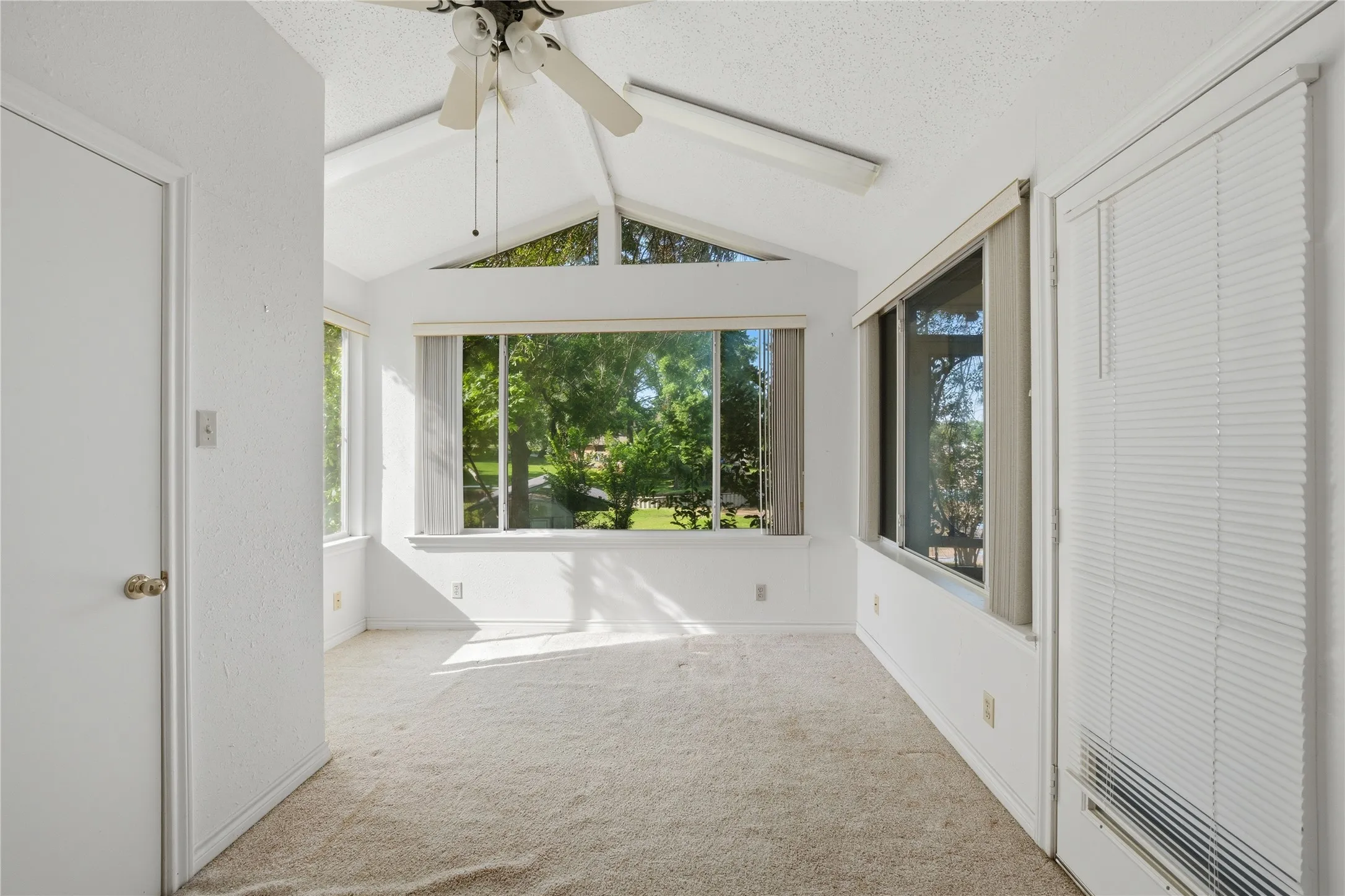 Single Family Residence For Sale in Henderson County , 158 Baywood Boulevard, Mabank, Texas 75156, 3 Bedroom, 3 Bathroom, 2 Garage spaces, 2,546 Sqft, built in 1977, Price $799,000, mls#21267093, Real Estate Agent in Mabank, Homes For Sale in Henderson county, Homes For Sale in Mabank, Realtor in Mabank Texas, Real Estate Brokerage Independent Realty Texas, Luminita Cordes Realtor