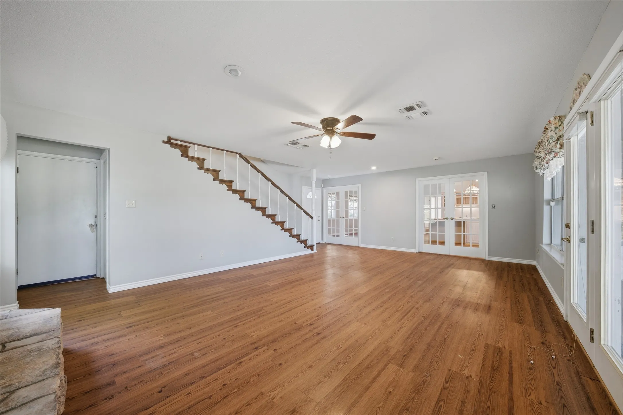 Single Family Residence For Sale in Henderson County , 158 Baywood Boulevard, Mabank, Texas 75156, 3 Bedroom, 3 Bathroom, 2 Garage spaces, 2,546 Sqft, built in 1977, Price $799,000, mls#21267093, Real Estate Agent in Mabank, Homes For Sale in Henderson county, Homes For Sale in Mabank, Realtor in Mabank Texas, Real Estate Brokerage Independent Realty Texas, Luminita Cordes Realtor